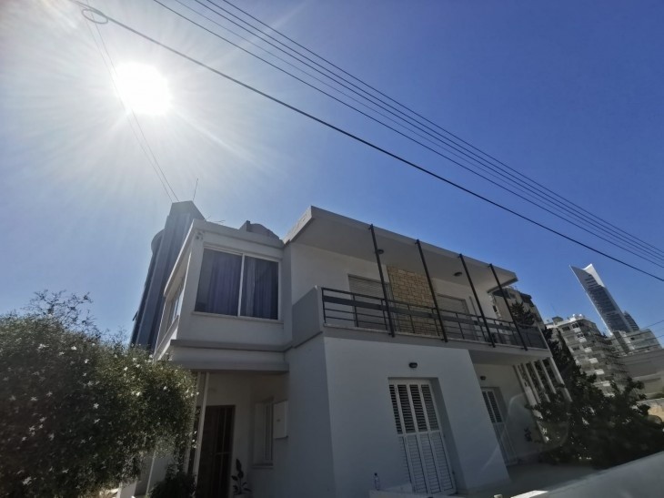Picture of the exterior of the upper-level house for rent in Neapolis.