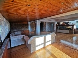 Picture of the spacious living room area, with laminate parquet flooring.