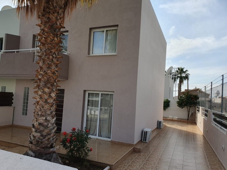 Picture of the exterior of the semi-detached house for rent in Pano Polemidia.