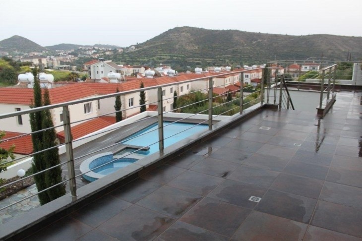 Picture showing the private swimming pool and the mountain views of the villa in Palodeia.