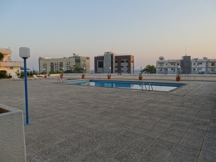 Picture of the common swimming pool area of the building, offering a sea view.