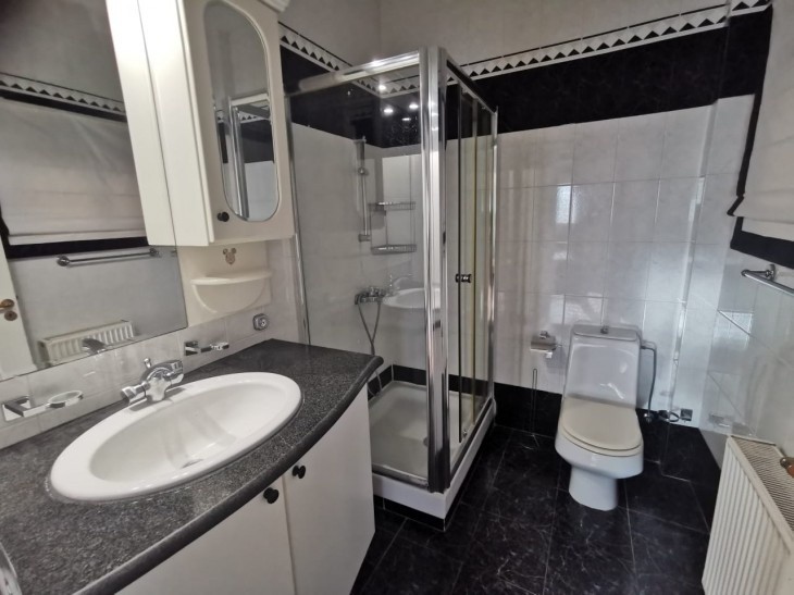 Picture of the en-suite toilet room of the master bedroom with a shower.